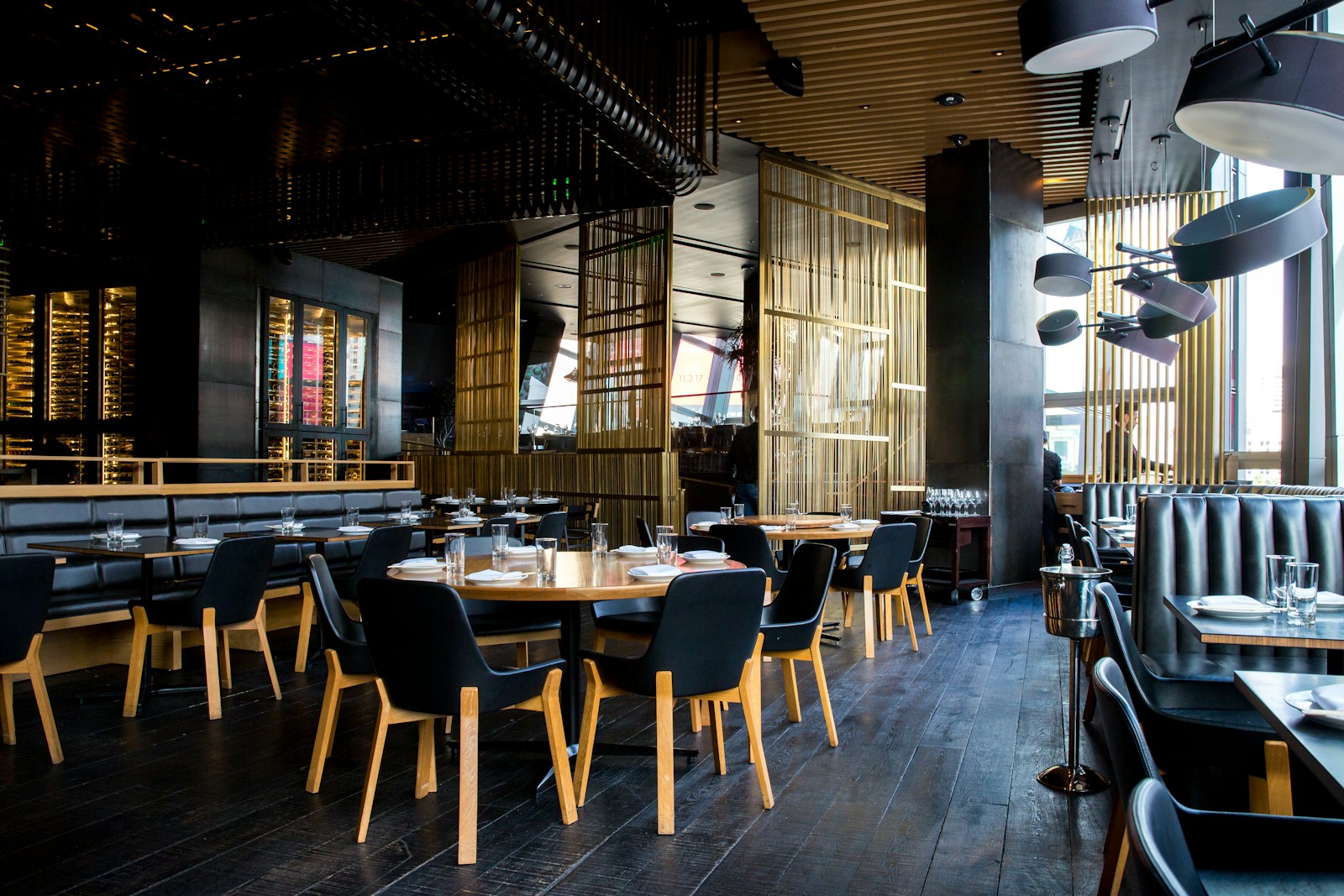 Salle d’un restaurant haut de gamme préparée pour le service